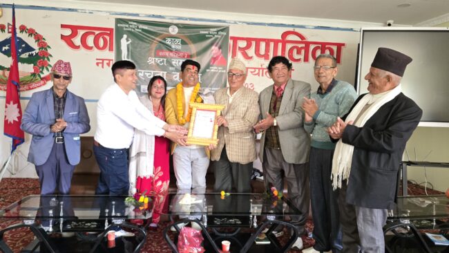 काव्यकुञ्जको स्रष्टा सम्मान तथा रचना वाचन : पुष्प अधिकारी ‘अञ्जली’ सम्मानित
