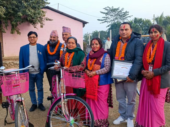 शमिपुरका विद्यार्थीलाई रमेशजंगले दिए साइकल