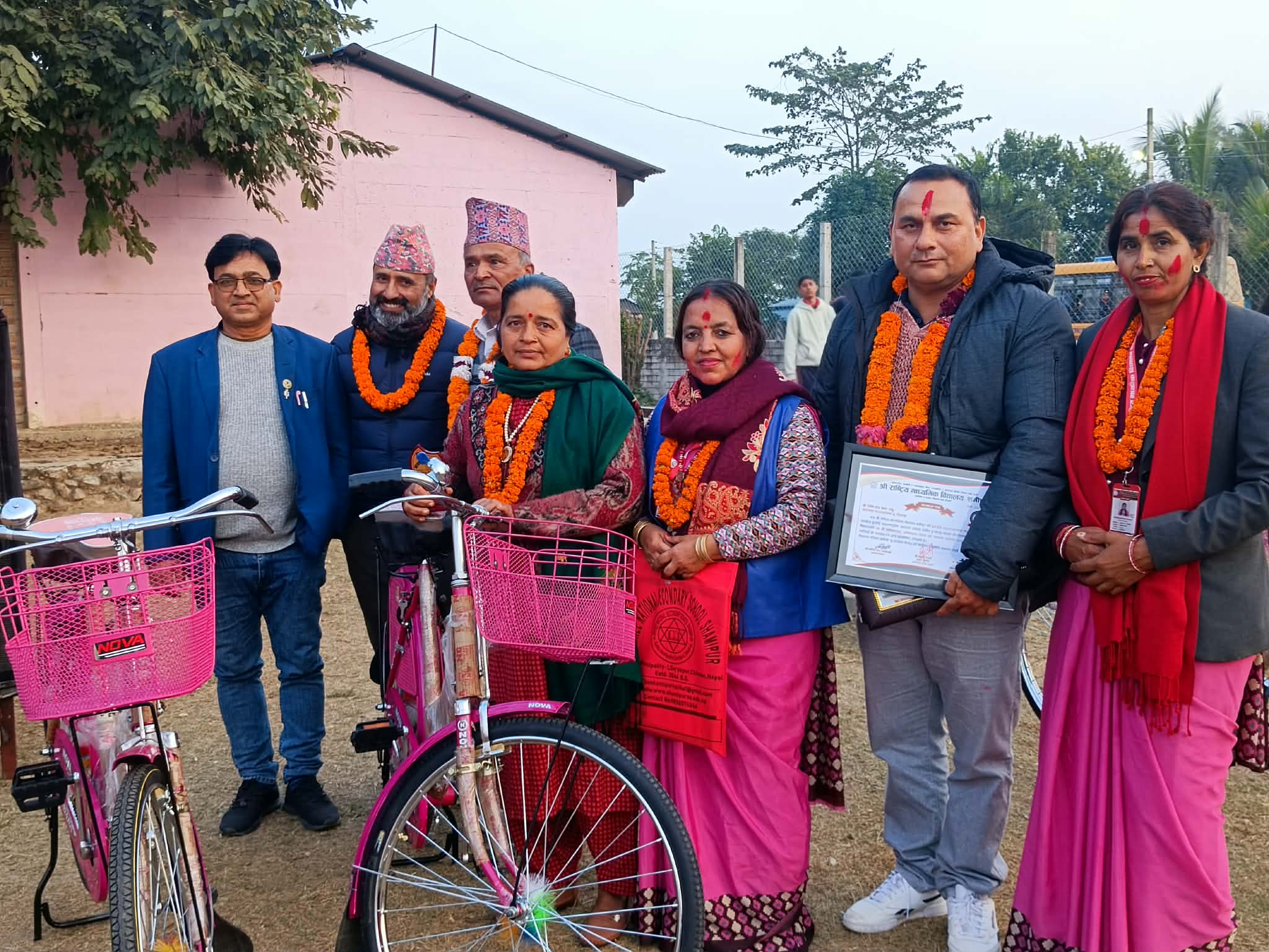शमिपुरका विद्यार्थीलाई रमेशजंगले दिए साइकल