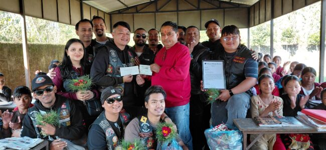 चेपाङ संरक्षण केन्द्रलाई रोयल राइनो राइडर्सको नगद र खाद्यान्न सहयोग