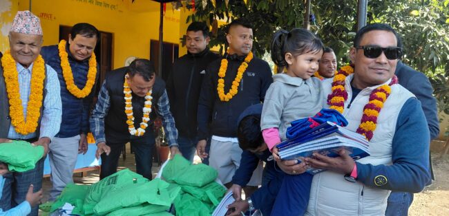 सेवा सुविधा समाजसेवामा : मेयर सापकोटाद्वारा विद्यार्थीलाई न्यानो कपडा र शैक्षिक सामग्री