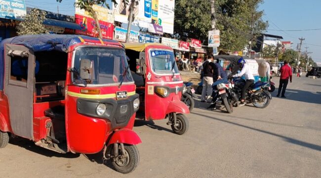 पर्यटकको खडेरीले रत्ननगरका अटो–ट्याक्सी व्यवसायी संकटमा