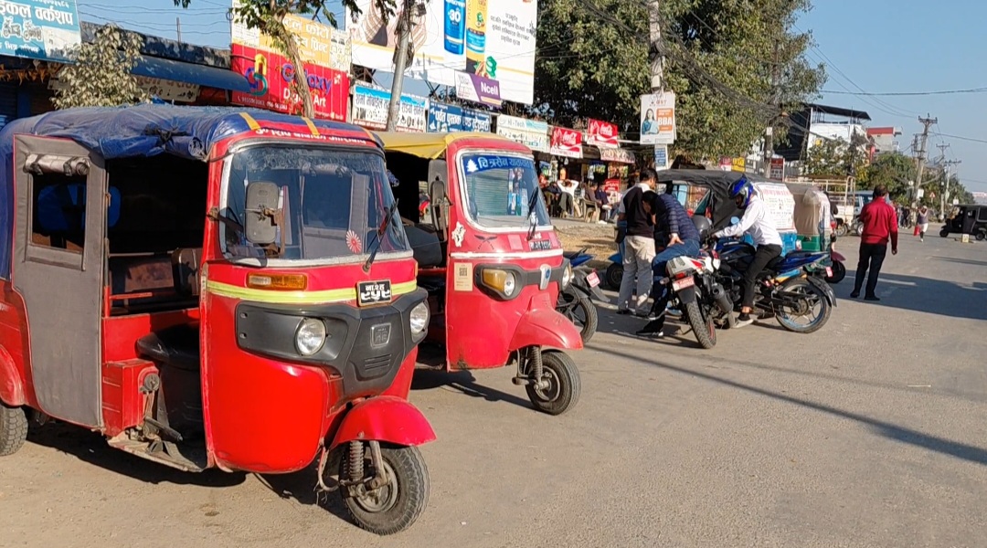 पर्यटकको खडेरीले रत्ननगरका अटो–ट्याक्सी व्यवसायी संकटमा