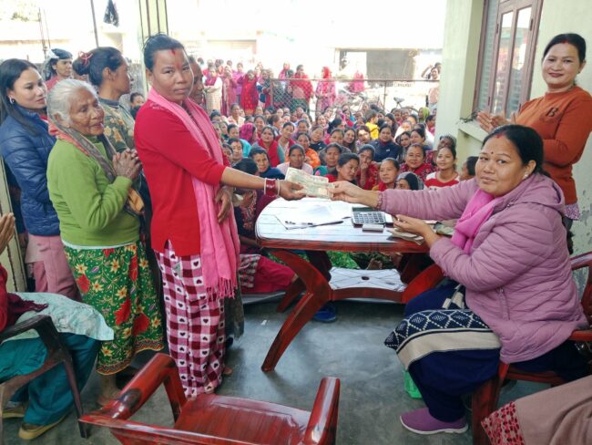 खैरहनी साना किसान सहकारीले टोलमै पुगेर बाड्यो ८८ लाख बोनश