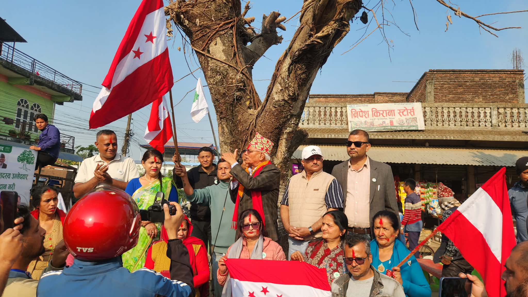 मतदातालाई ‘प्रतिज्ञापत्र’ बुझाउँदै कांग्रेस उमेदवार बुर्लाकोटी