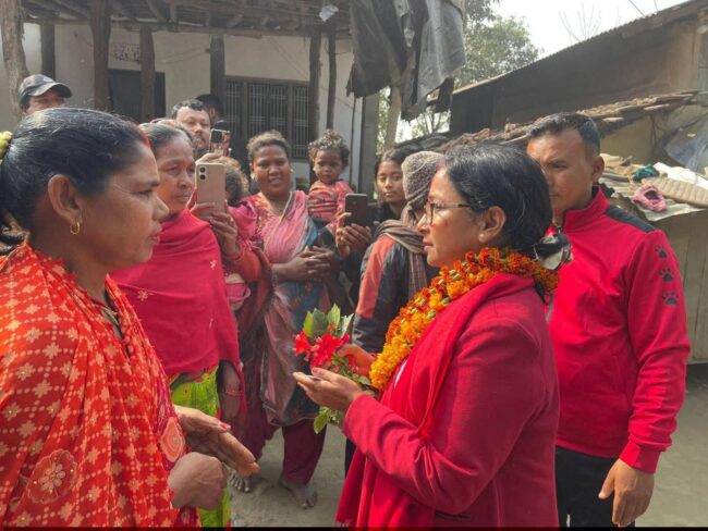 रेनु दाहालको थारु गाउँ वस्तीहरू घरदैलो तीव्र : भन्छन् हामी जिताउछौँ !