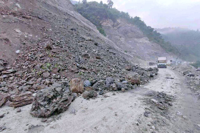 नारायणगढ-मुग्लिन सडकका ४३ ठाउँ पहिरोको जोखिममा