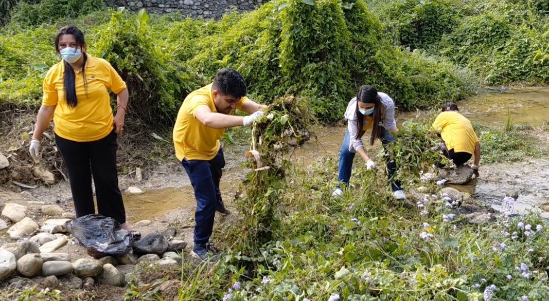 सिद्धार्थ बैंक टाँडी शाखाद्वारा लौरी घोल मुहान सरसफाई