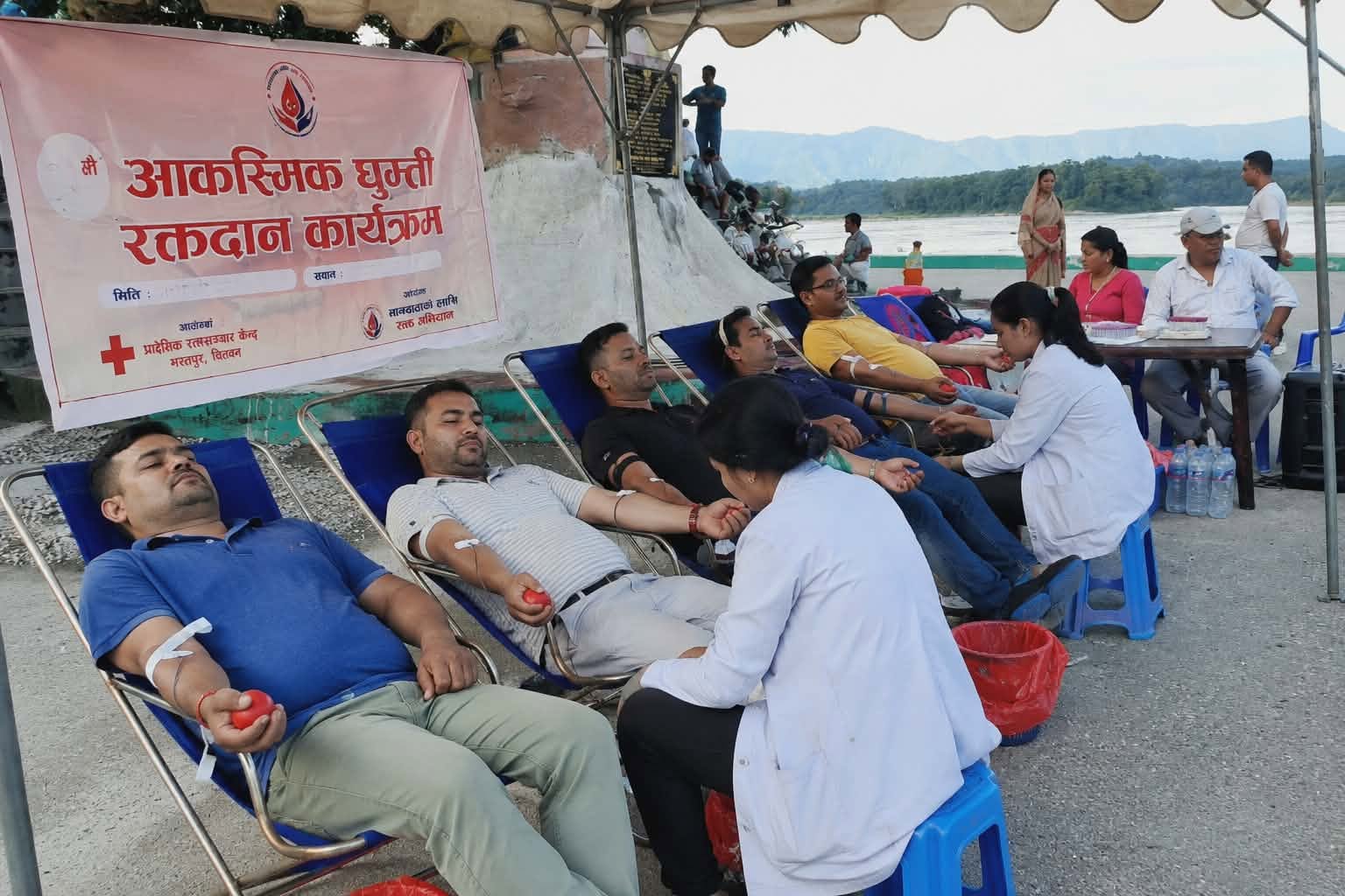 चितवनमा घुम्ती रक्तदान अभियान निरन्तर : नारायणी किनारमा रक्त सङ्कलन, हालसम्म १२ शृङ्खला सम्पन्न