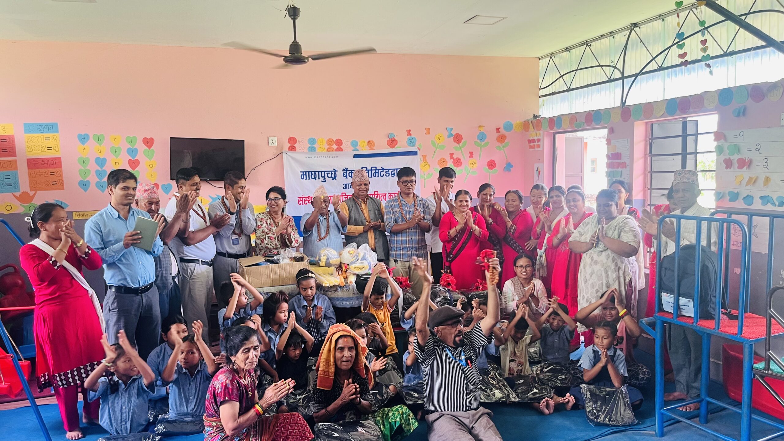 माछापुच्छ्रे बैंकद्वारा चक्रवर्ती आधारभूत विद्यालयलाई स्टेशनरी तथा खेलकुद सामग्री सहयोग
