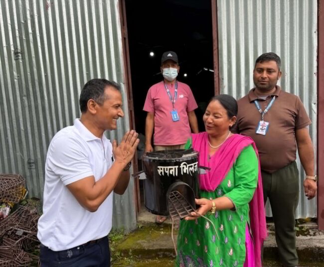बाढी प्रभावित रसुवाको उत्तरगया–२ मा सपना भिलेज सोसल इम्प्याक्टद्वारा राहत सामग्री वितरण